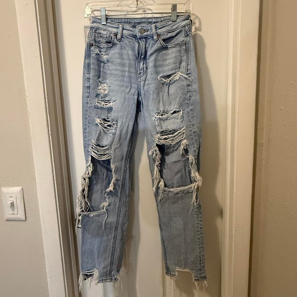 American Eagle Women's High Rise Distressed Grunge Mom Jeans Size 0 Blue